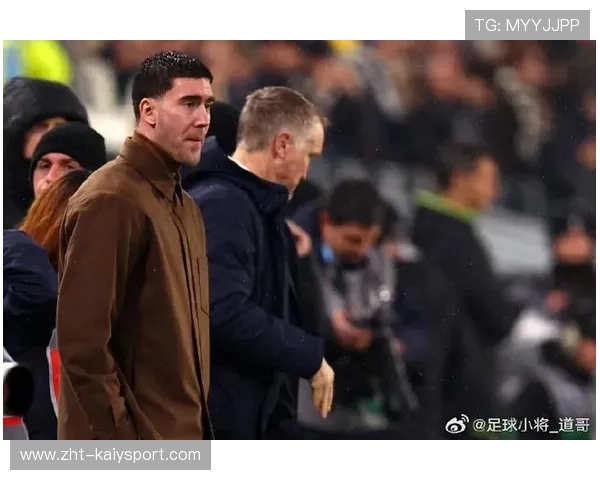 弗拉霍维奇禁区前倚住后卫，转身勾射皮球直钻网窝